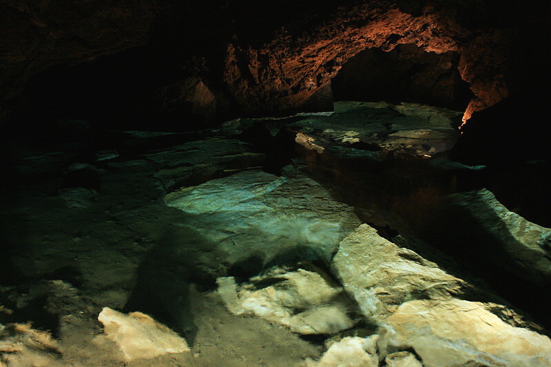 PODZEMNÍ JEZERO - Liběna Stiebitzová