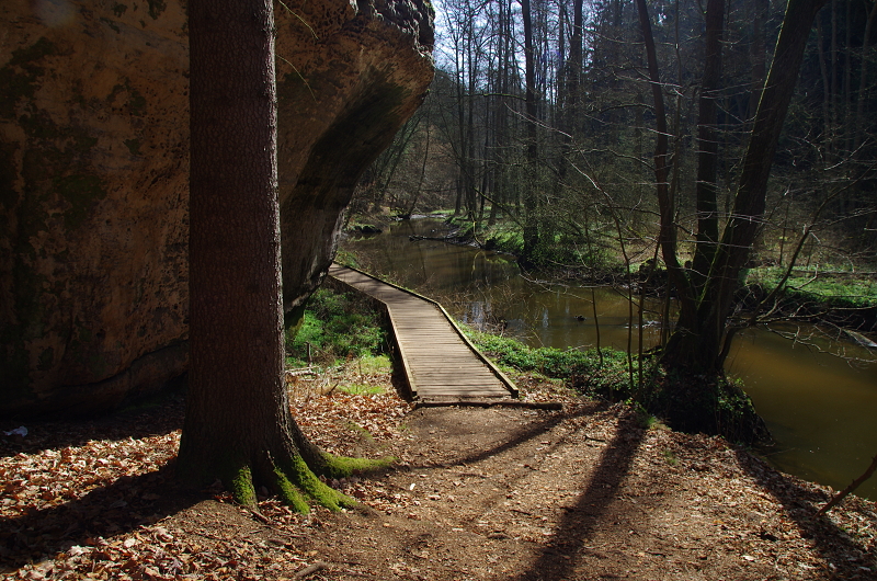 Turistický chodník pod skalním převisem - Liběna Stiebitzová